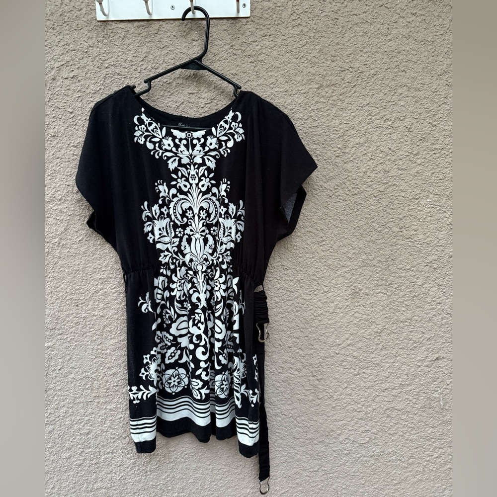 Forever 21 Black and White Patterned Blouse